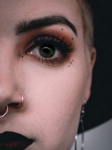 piercing neus en tattoo